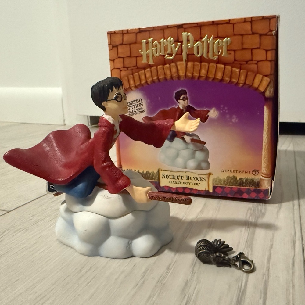 Warner Bros. Harry Potter Secret Boxes Figurine - Red and White